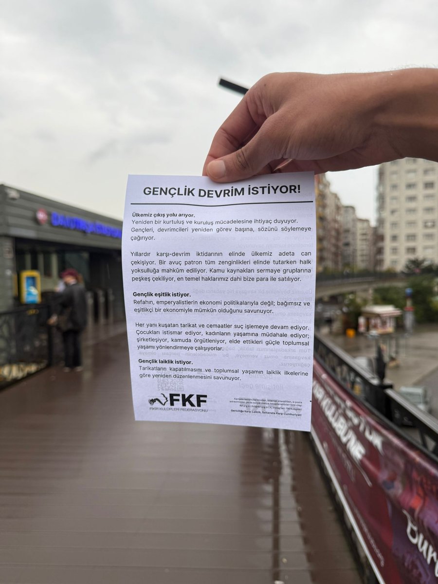 FKFYildizTeknik's tweet photo. "Gençlik Devrim İstiyor" çalışmamız kapsamında Davutpaşa üst geçidinde bildiri dağıtımımızı gerçekleştirdik.

Yıldız Devrim İstiyor!

FKF'ye Katıl: https://t.co/LiD5DVvmqV https://t.co/HM96HNKUu7
