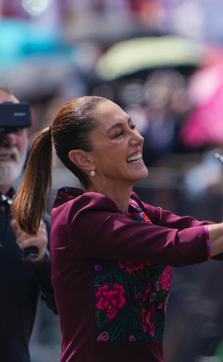 Ayer tuve el honor de asistir al Informe de nuestra Presidenta Claudia Sheinbaum. Me inspiró escuchar los logros y el compromiso con México. Un mensaje de esperanza, resultados y visión de futuro que llena de orgullo y confianza. 🇲🇽