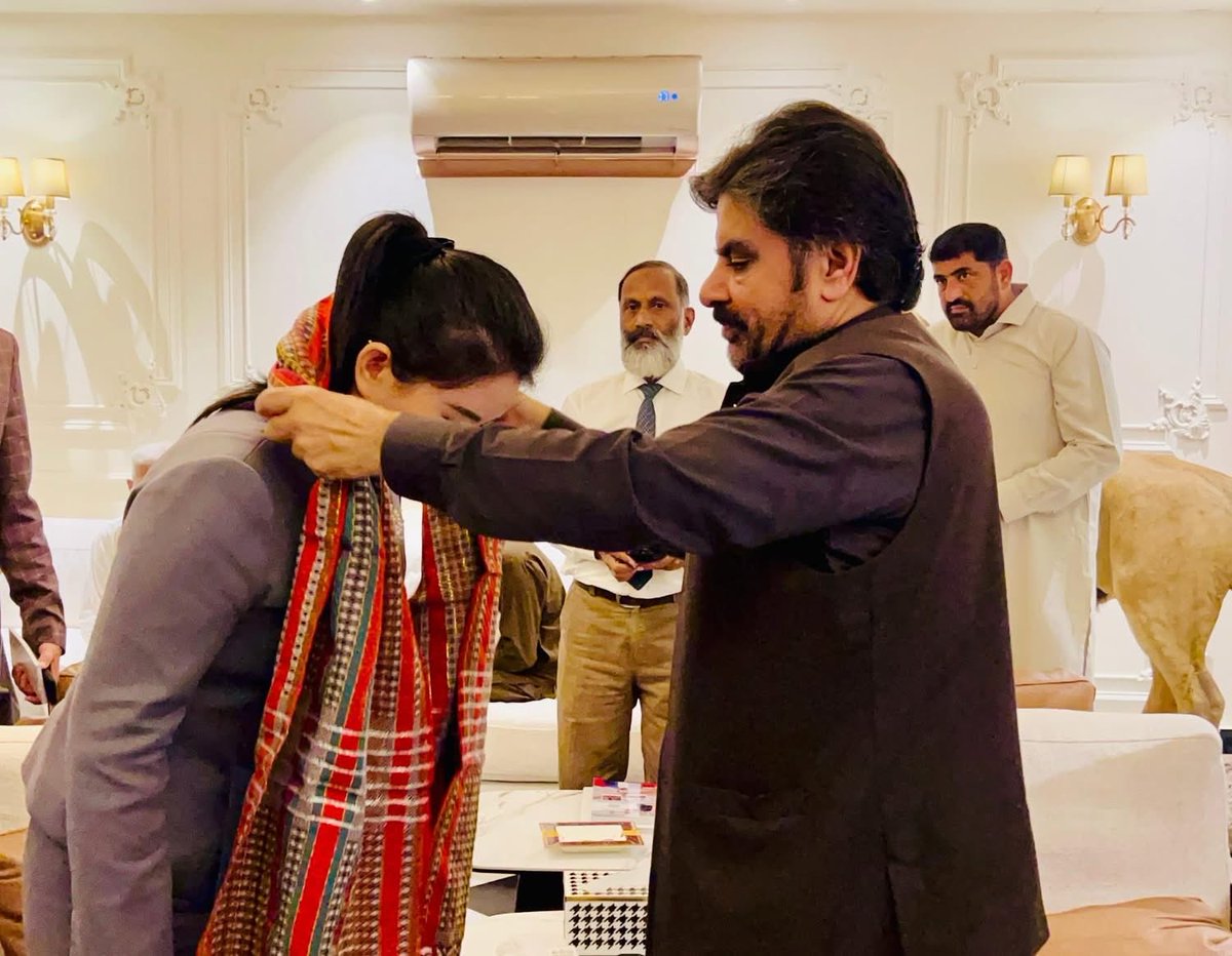 buriroGM's tweet photo. #کراچی: صوبائی وزیرِ بلدیات سندھ سید ناصر حسین شاہ اور میئر حیدرآباد کاشف علی شورو کی چینی سرمایہ کاروں کے وفد سے ملاقات۔
ملاقات میں باہمی تعاون اور سرمایہ کاری کے مختلف امور پر تبادلۂ خیال۔ سندھ کی روایتی اجرک کا تحفہ بھی پیش کیا گیا https://t.co/bs7GC49O0W