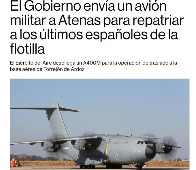 A gray Spanish Air Force A400M military transport aircraft with registration markings and yellow stripes sits on a tarmac at Torrejón de Ardoz air base, surrounded by ground equipment and personnel, under clear skies. The overlaid text in Spanish details the governments deployment of the plane for repatriating the last Spaniards from a flotilla in Athens via Operation Traslado.