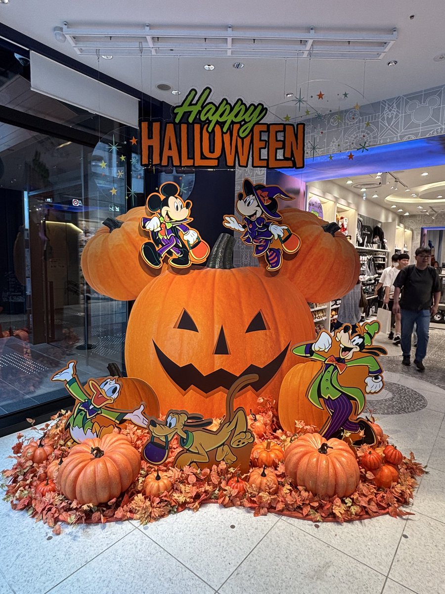 ディズニーストアなう🎃🩷