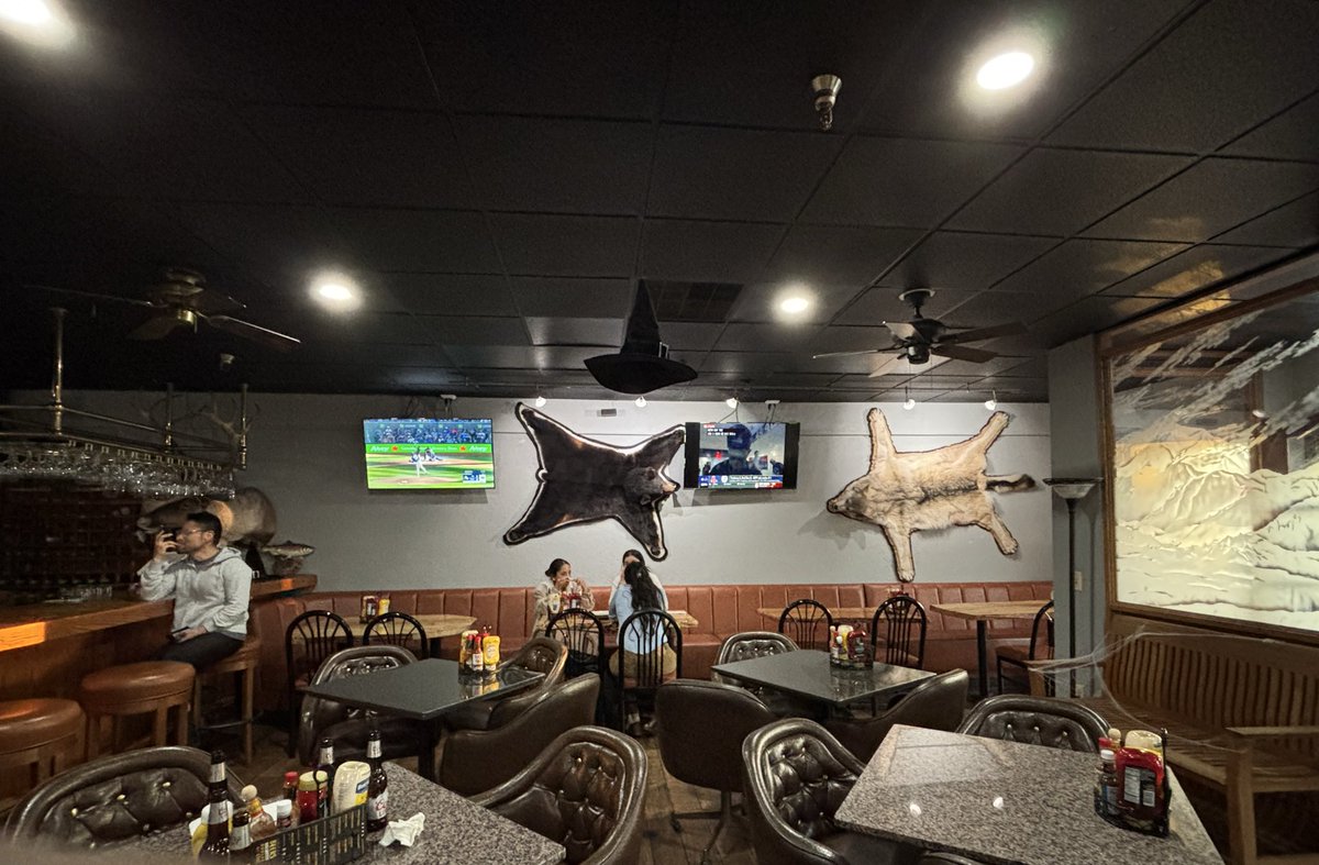 alicekasy's tweet image. If it’s not moose or deer on the walls, it’s bears 😂 #Alaska