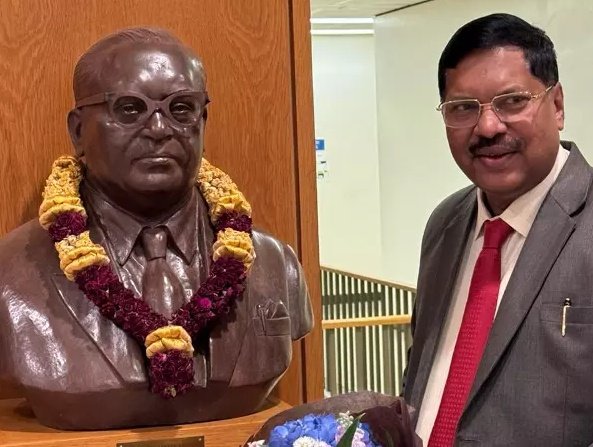 BhuvankumarM's tweet photo. Those who once killed Gandhi and hated Ambedkar are now attacking Supreme Court judges.

Shame on the RSS and BJP, who inspire this hate-filled, anti-Gandhi, anti-Ambedkar, anti-Dalit, anti-democracy mob.

#SupremeCourt #Cjigavai #CJIBRGavai #RSS https://t.co/m8wyGOlf4c