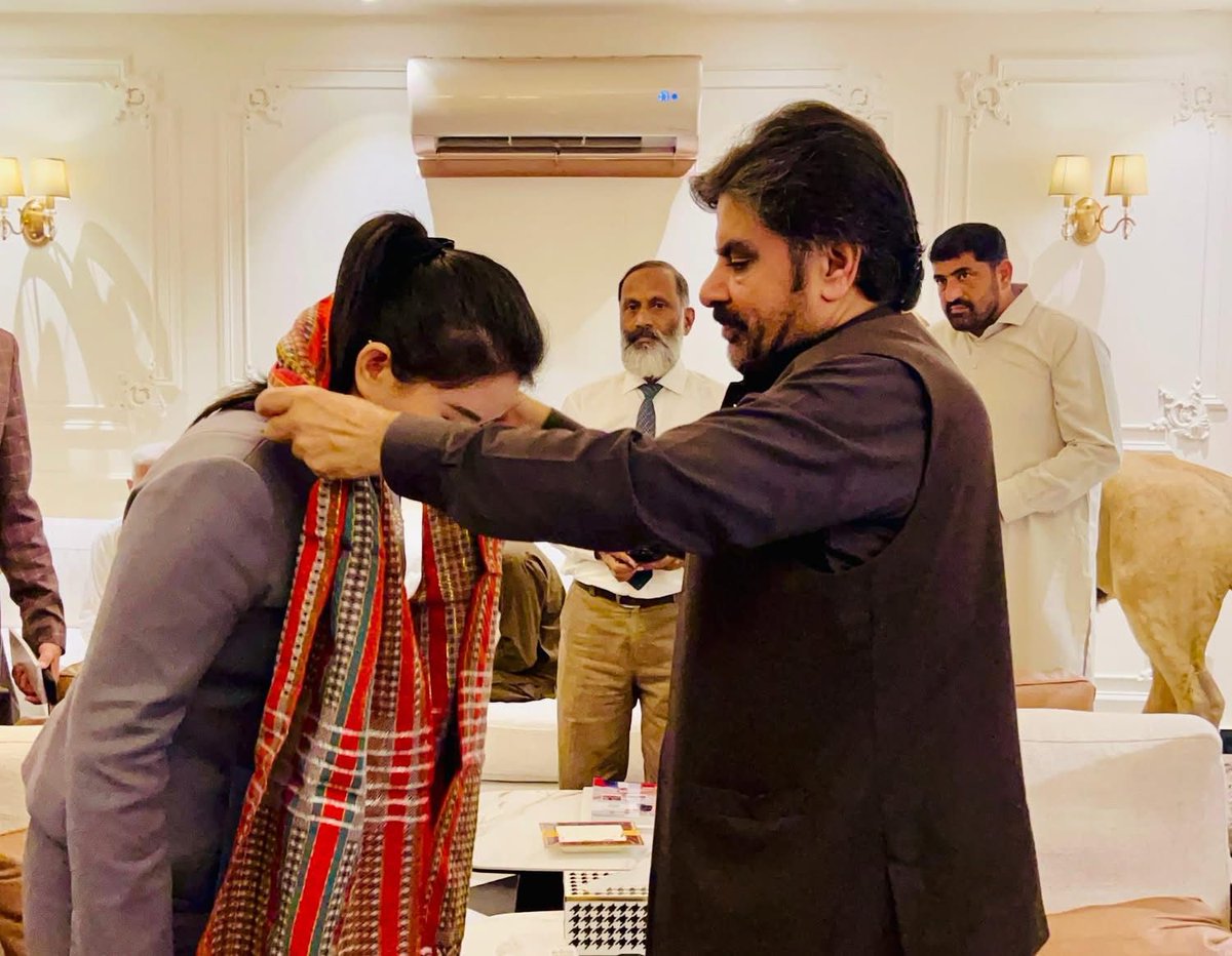 کراچی صوبائی وزیرِ بلدیات سندھ سید ناصر حسین شاہ اور میئر حیدرآباد کاشف علی شورو نے چینی سرمایہ کاروں کے وفد سے ملاقات کی۔
ملاقات کے دوران مختلف امور پر تبادلۂ خیال کیا گیا، جب کہ میئر حیدرآباد کاشف علی شورو نے چینی وفد کو سندھ کی روایتی اجرک کا تحفہ بھی پیش کیا

<a href="/KashifShoroPPP/">Kashif Shoro</a>