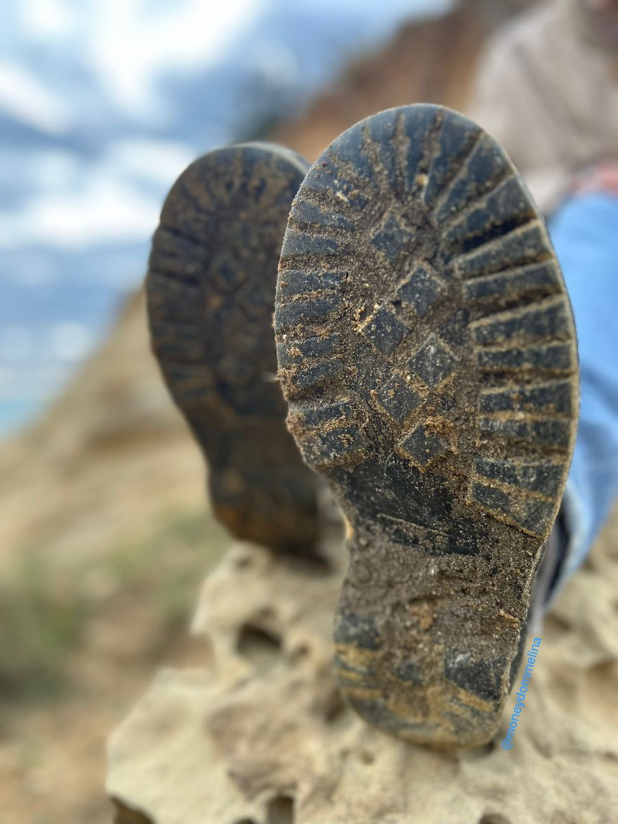 Kleiner throwback aus dem Urlaub. 
Meine Lieblingsbeschäftigung, aber nur, wenn ich weiß, dass du fleißig für mich schuftest. 🤭
Als Belohnung darfst du auch gerne mal über meine Sohle lecken und den Sand zwischen deinen Zähnen knirschen spüren. 😈

Findom femdom