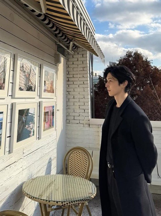 dumansig_9396's tweet photo. 비밀전시회도 잊지 말아주십시오 
형이 프롬에 올린 사진 구도 그대로 
자신의 피드에 똑같이 찍어서 박제한 게 말이 됩니까? 
이게 12등이라니 믿을 수 없는 떡밥 잔치 탬뎌판 https://t.co/Pr5JjCKRbK