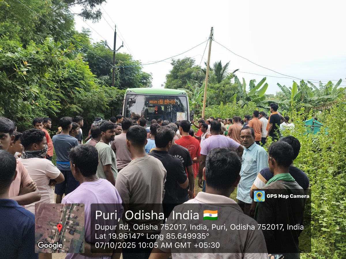 News18Odia's tweet image. #ଵସ୍‌ରେ_ପଶି_୭_ଜଣଙ୍କୁ_ହାଣିଲେ_ଯୁବକ

ପୁରୀ: କଣାସ ବିନ୍ଧଣ ଛକରେ ଲକ୍ଷ୍ମୀ ବସ୍‌ରେ ଆତଙ୍କ
ଫିଲ୍ମ ଷ୍ଟାଇଲରେ ନିର୍ମମ ଭାବେ ହାଣିଲେ ଯୁବକ
୭ ଯାତ୍ରୀଙ୍କୁ ଗୁରୁତର ଅବସ୍ଥାରେ ମେଡିକାଲ ସ୍ଥାନାନ୍ତର
ଅଭିଯୁକ୍ତ ଯୁବକଙ୍କୁ କାବୁ କଲା କଣାସ ପୋଲିସ

#Puri @PuriPolice