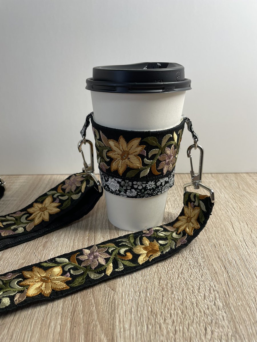 KyonUcz's tweet photo. テイクアウトしたドリンクを持ち歩く時に便利なドリンクホルダーを刺繍リボン付きで大人可愛いく作りました。
#ハンドメイド
#ドリンクホルダー
#テイクアウト飲み物

(このサイズはLサイズです) https://t.co/fmjmWFBhfx