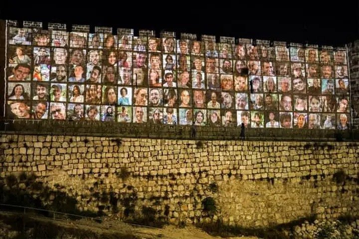Sarah176Israel's tweet photo. 1205 morts..... assassinés.. violés... démembrés.... torturés.... brûlés vif...1205 frères et sœurs 🇮🇱
NE JAMAIS OUBLIER https://t.co/Se8yUyLWwC