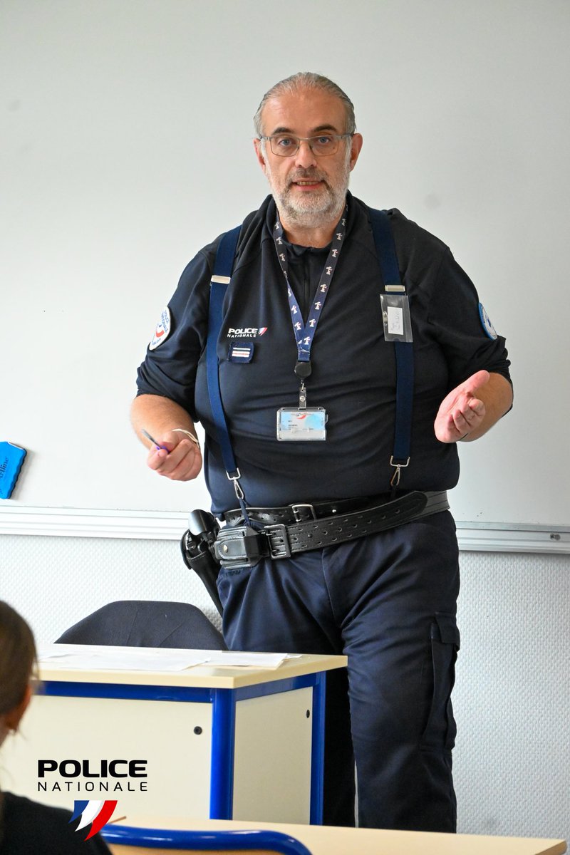 PoliceNat45's tweet image. #MardiConseil | Jeudi dernier, un #policier intervenait auprès des élèves du Lycée Saint Charles d’Orléans sur les risques liés à internet. Besoin d’un conseil, une prise en charge ou un signalement 📞3018  contre le cyberharcèlement ou 3020 contre le #harcèlement scolaire.