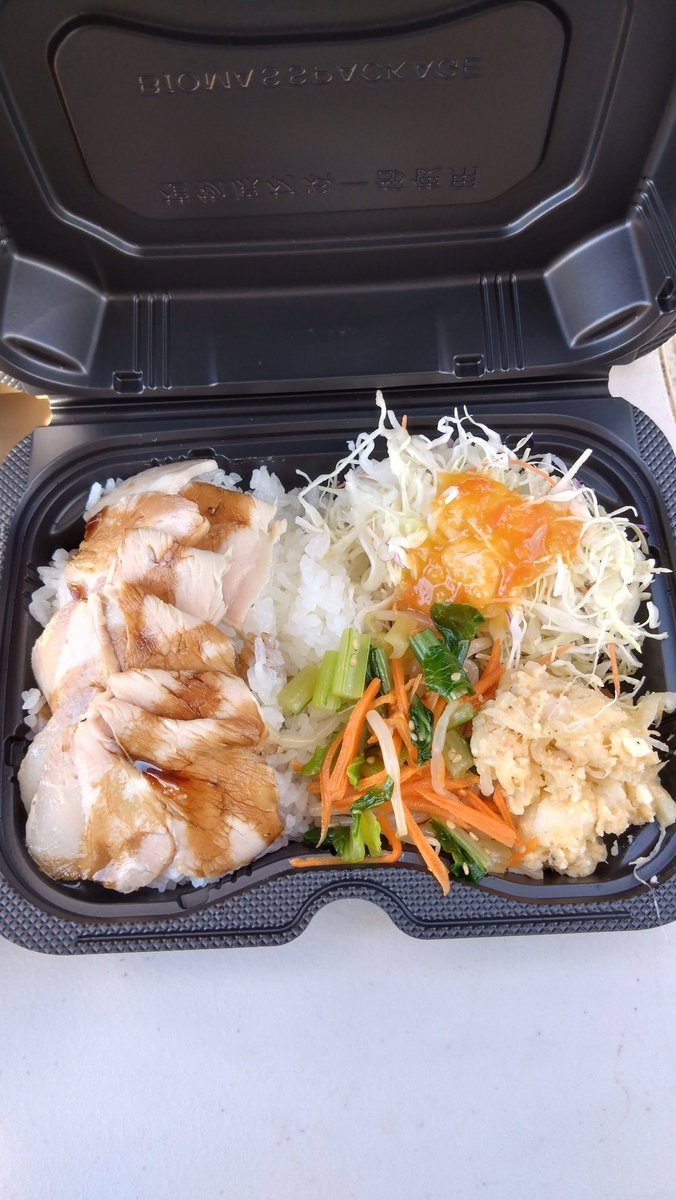 kmonkey2023's tweet photo. 先日のイベントで
スタッフ様へのお弁当注文をいただきました
ありがとうございます

一時キッチンカーを夫と娘に託し
１人タイムトライアルお弁当作りをしました😆
たっぷり作ったはずの副菜も
気付けばギリギリの量…
ついつい入れすぎてしまう😅
いやぁ、危なかった https://t.co/Dp1IIW1mBS