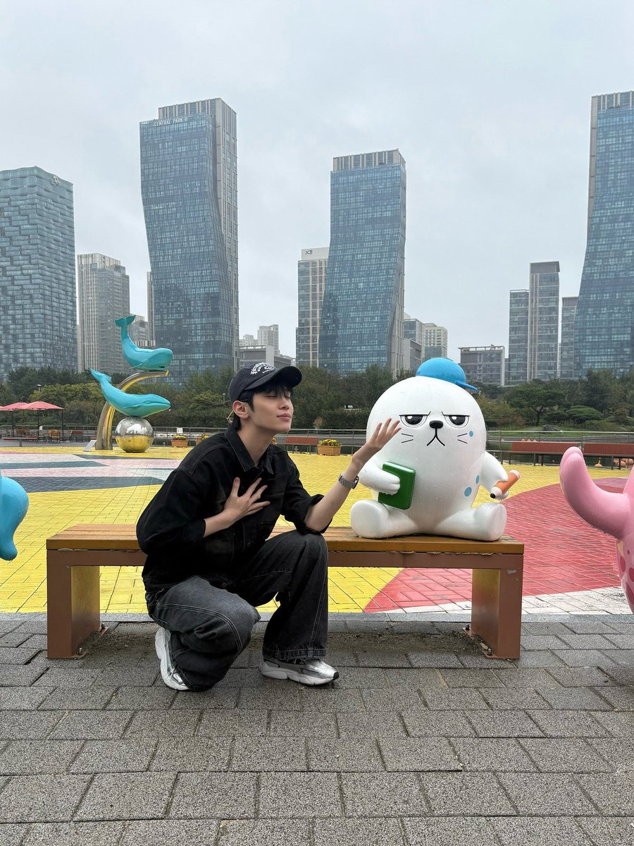 trmeerw's tweet photo. 태래 이러케 초귀요미조형물 뒤로 두고 
따라쟁이코어 발동하는 거 너어ㅓ어ㅓㅓㅓ무 귀여워!!!!!! ♡ ♡ ♡ ㅠㅠㅠㅠㅠㅠ 내가낳을걸..... https://t.co/AlrDwoeK1r