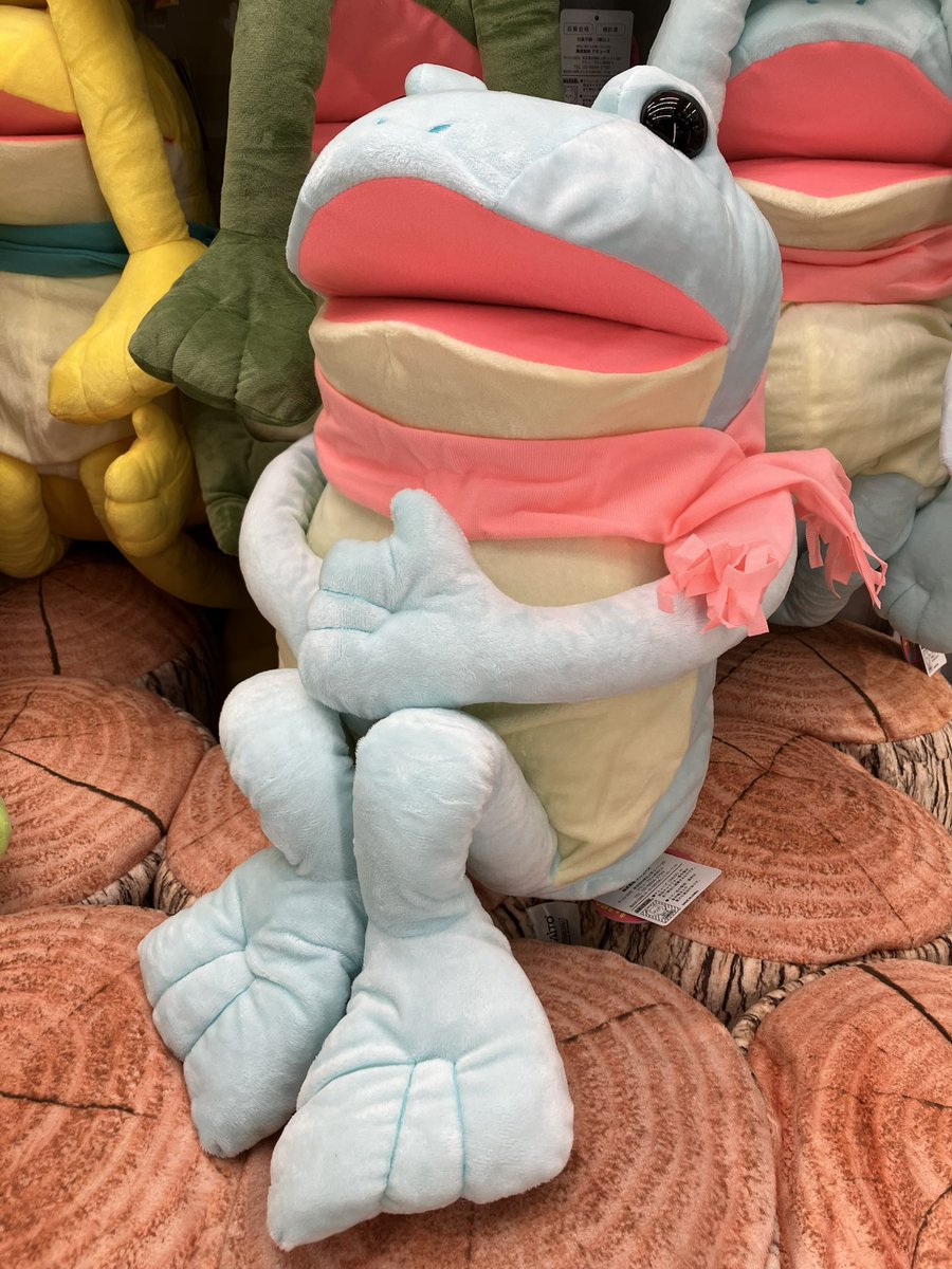 おとぼけケロピョン』たち 冬に備えてマフラー巻きました🧣 首元