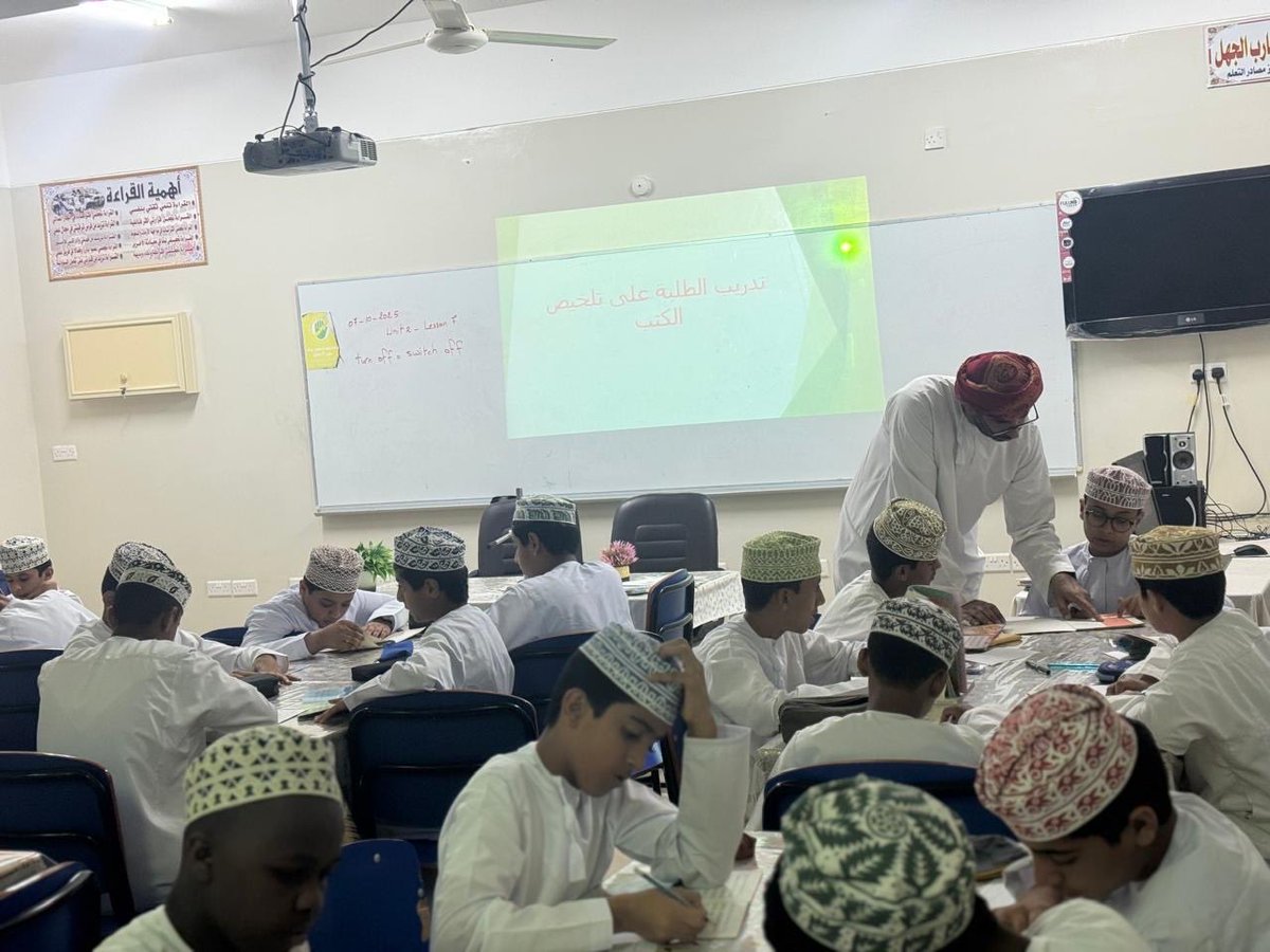 mousaschool's tweet photo. في أصبوحةٍ معرفيةٍ تنبض بالفكر والبيان، تألق الأستاذ خالد الكيومي والأستاذ ناصر الكثيري في تقديم ورشة تدريبية ثرية حول "فن تلخيص الكتاب"، أبحر فيها الطلبة بين جمال اللغة وعمق المعنى، فكانت رحلة إبداع تُكتب بماء الحروف وضياء القلم. 🖋 https://t.co/AoHPpcQmUD