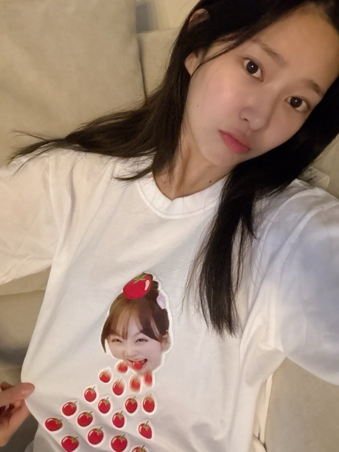 _moonsoulchild_'s tweet image. When you are in a competition who loves Chaewon the most and this mf walks in..... 😭😭😭

Minju literally pops up once in a while, reminds everyone her claim on the territory, and leaves like nothing happened.... #2KIM ON THE TOP!!!!