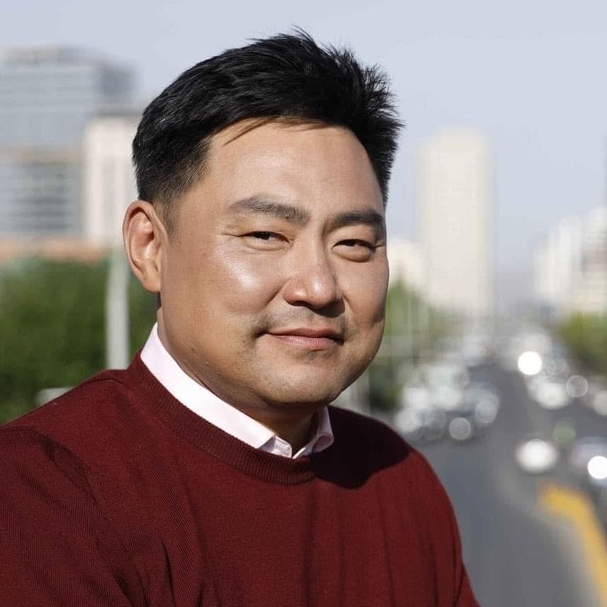 Иргэн Т.Бат-Оргил: 
Би ах нарт нүүрс, зэс, алт, ер нь өөдтэй өнгөтэй бүхнийг хулгайлсанд нь нэг их гомддоггүй. Тэр хулгайлсан бүхнээ аваад зайлна л биз. Би уучилж чадахгүй зүйл бол монгол түмнийг эвдэж, нэлээд хэсгийг нь хүн сүрэг болгосон. Ёс төр, шударга ёс алиныг ч мэдэхгүй,