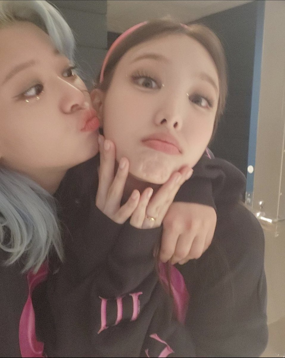 najeong loopics tweet media