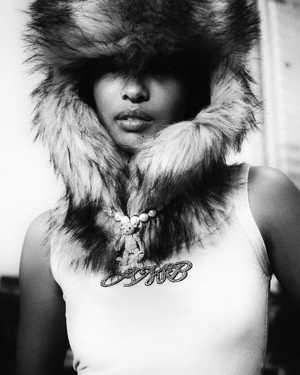 ambushdesign's tweet image. Our latest FUR HAT from the #AW25 collection, paired with our #PAVE BIG TEDDY BEAR NECKLACE.
Pieces that turn any look into a statement—available now at our WORKSHOP and WEBSHOP.

AW25コレクションの新作 FUR HAT と合わせた PAVE BIG TEDDY BEAR NECKLACE。…