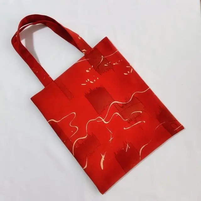 bb6atelier's tweet photo. 昭和の着物をリメイクしたミニトートバッグを本日発送いたしました。お買い上げありがとうございました。

ありがたいことに着物をリメイクした作品がご好評をいただいており、再販を計画中です。
#minne
着物リメイク☆ミニトートバッグ（赤） #minne 
https://t.co/DvgTgNuutX https://t.co/qGAcPPFUZ8