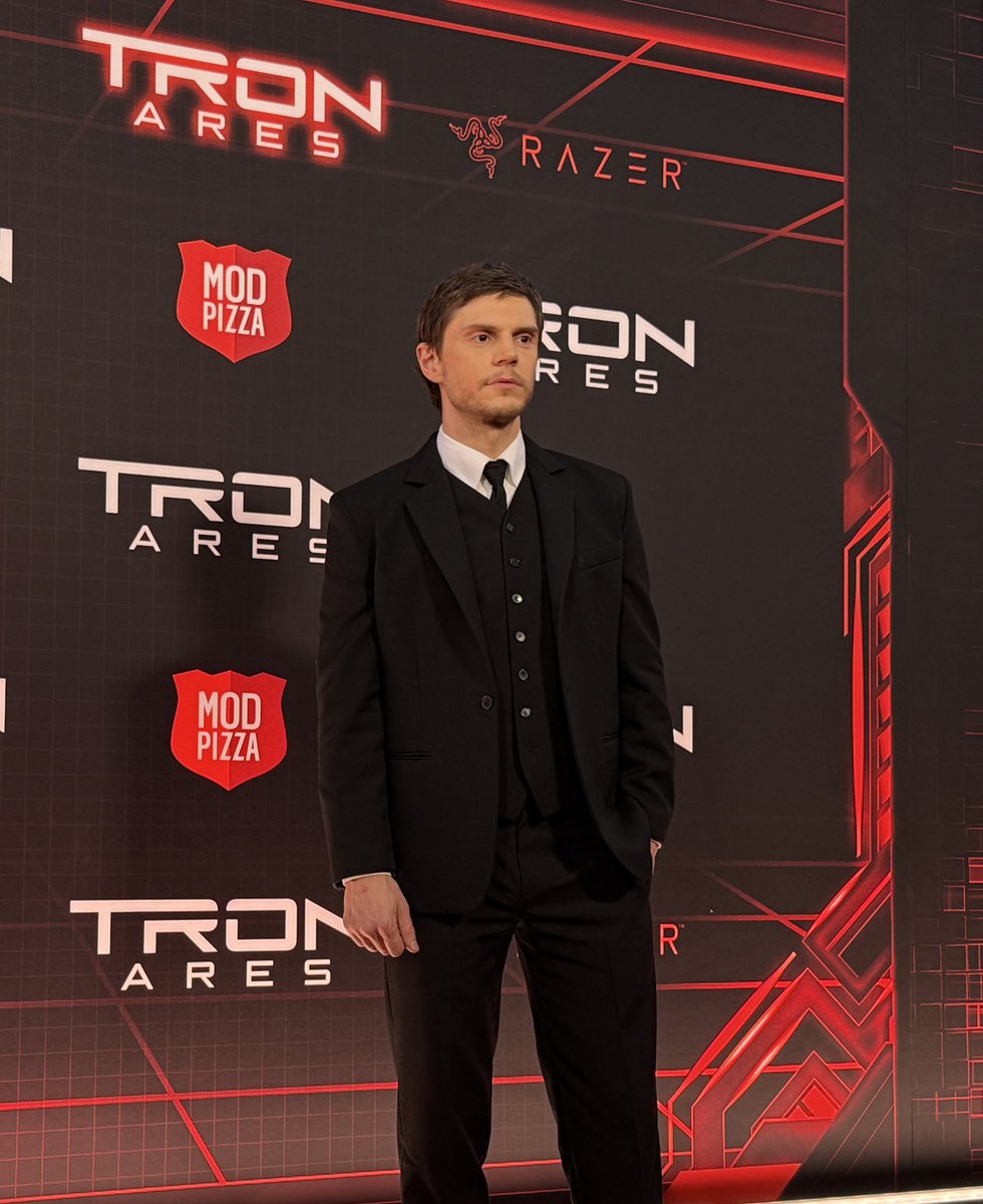 PopCrave's tweet photo. Evan Peters at the #TronAres World Premiere. 

Only in theaters October 10th. https://t.co/z0NrsniOvI
