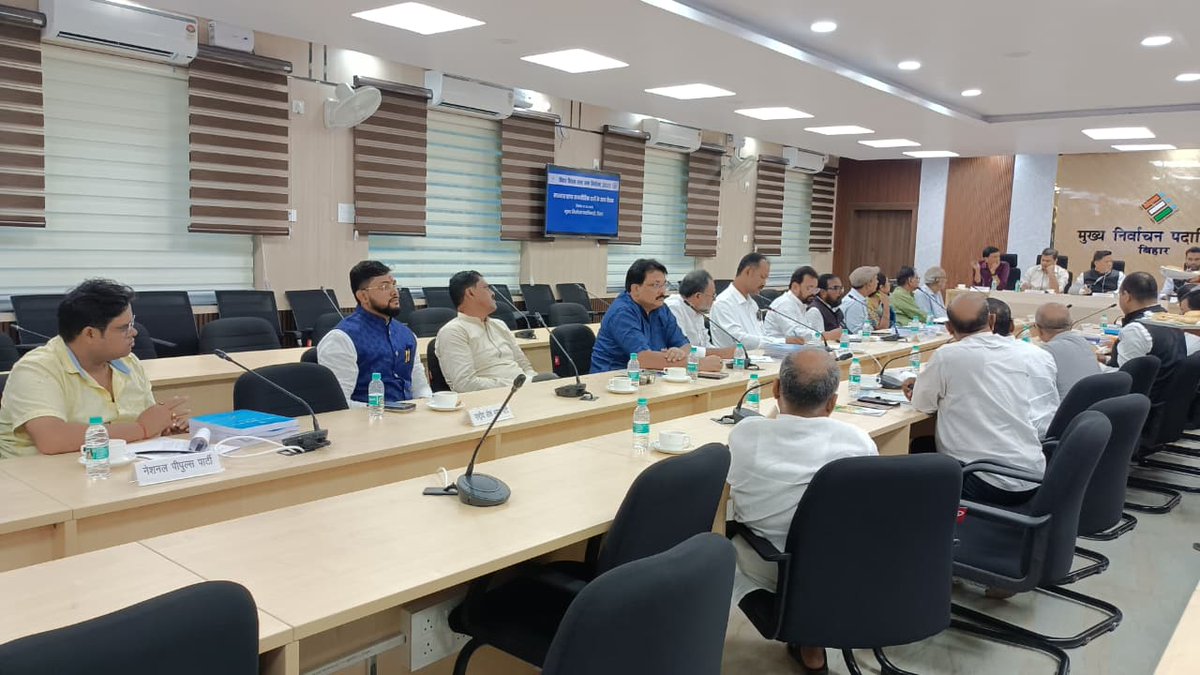 CEOBihar's tweet image. बिहार विधान सभा आम निर्वाचन-2025 

मुख्य निर्वाचन पदाधिकारी, बिहार श्री विनोद सिंह गुंजियाल की अध्यक्षता में मान्यता प्राप्त राजनीतिक दलों के साथ बैठक की गई।

@ECISVEEP