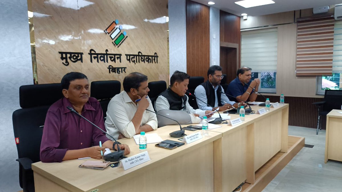 CEOBihar's tweet image. बिहार विधान सभा आम निर्वाचन-2025 

मुख्य निर्वाचन पदाधिकारी, बिहार श्री विनोद सिंह गुंजियाल की अध्यक्षता में मान्यता प्राप्त राजनीतिक दलों के साथ बैठक की गई।

@ECISVEEP