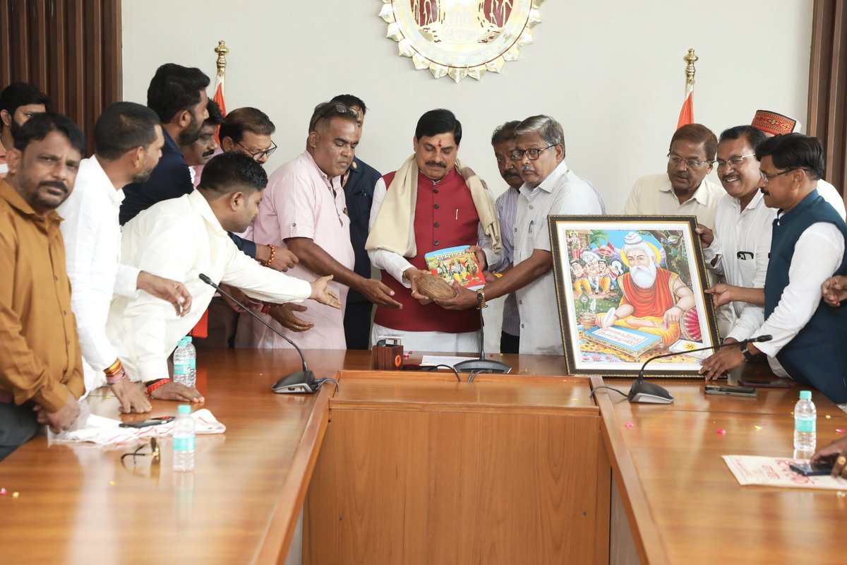 आज रामायण के रचयिता महर्षि वाल्मीकि जी की जयंती पर भोपाल निवास में उनके चित्र पर पुष्पांजलि अर्पित कर नमन किया।

इस अवसर पर वाल्मीकि समाज के लोगों ने पवित्र ग्रंथ रामायण और महर्षि वाल्मीकि जी का चित्र भेंट कर अभिनंदन किया।

#ValmikiJayanti