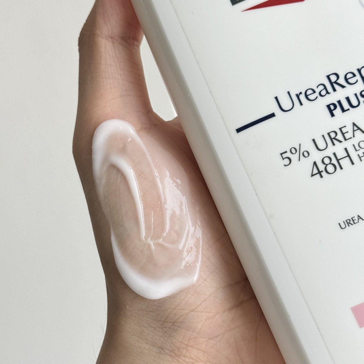 -โลชั่น urea ของ eucerin คือควรลงทุนจริง
-ผิวนุ่มแบบทันทีเลยตั้งแต่ทา ชุ่มชื้นยันเช้า
-คอมโบคู่กันกับ aha คือลดขนคุดไวมากๆ
-ถ้าผิวไม่แห้ง = ไม่ระคายเคืองเพิ่มจริงๆ    

ยืนยันเลยว่าลงทุนแล้วไม่ผิดหวังมีแล้วชีวิตดีขึ้นมาก ใช้หมดไป 2-3 ขวดแล้วซ้ำเรื่อยๆ
s.shopee.co.th/9Usf0TAa2u