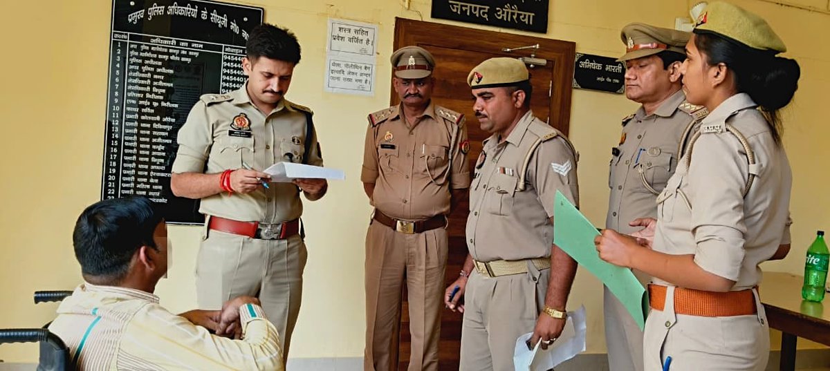 News1IndiaTweet's tweet image. #औरैया 

एसपी अभिषेक भारती का मानवीय चेहरा सामने आया

शिकायत लेकर ऑफिस पहुंचे दिव्यांग के पास खुद पहुंचे एसपी

दिव्यांग ने एसपी को देख आंखों से छलके आंसू

एसपी ने हर संभव मदद का आश्वासन दिया

एसपी के इस कार्य की जनपद में हो रही प्रशंसा

#Auraiya #SPAbhishekBharti…