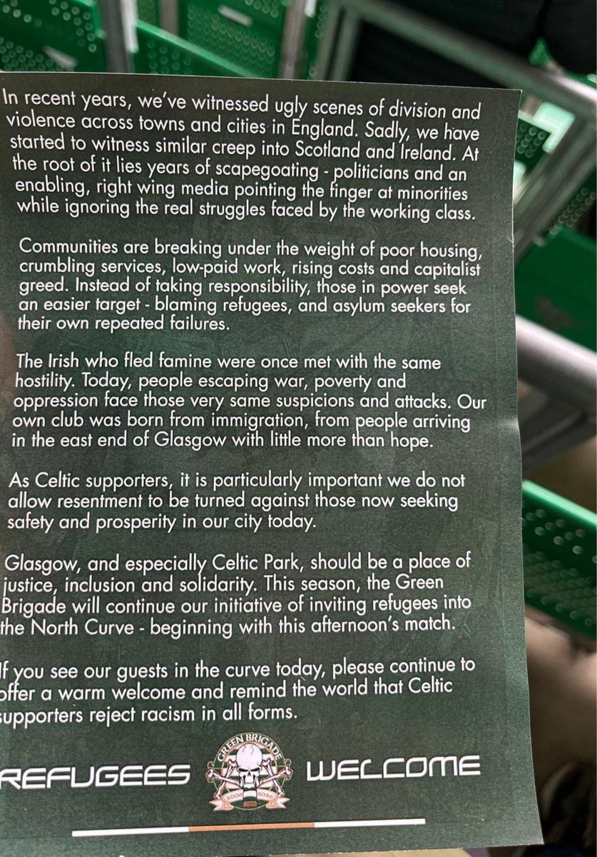 🏴󠁧󠁢󠁳󠁣󠁴󠁿 La Green Brigade del #Celtic ha diffuso un volantino per prendere le difese degli immigrati e dei rifugiati, durante la partita di domenica col Motherwell, condannando il razzismo crescente nel Regno Unito.

👇