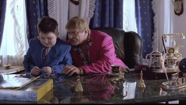 У нас так сложилось, что начальницу мы называем «Мать». И вот устроили к нам молодова по имени «Вадик». И теперь, когда он косячит, постоянно происходит такой диалог: «Ну и что ты там смастерил? Вадик, да ты что? Мать заругает!!! Да у тебя тут целое кладбище!».