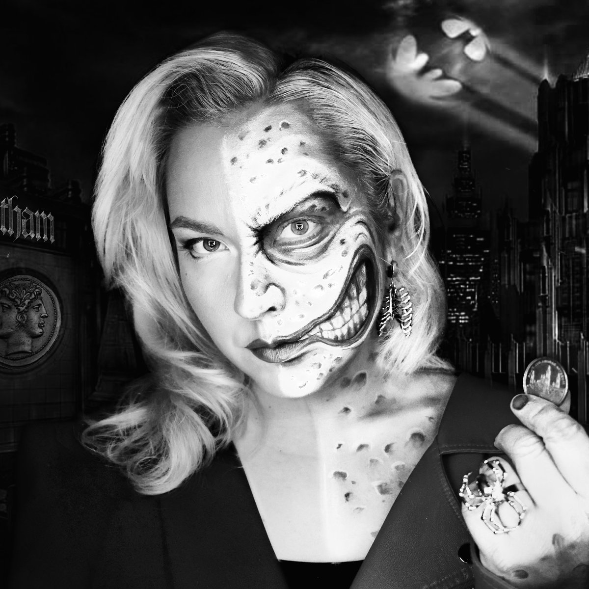 ann00k's tweet photo. 🪙😈 #TwoFace - #HarveyDent 😇🪙

📷>> https://t.co/LFXZbKeuNO

#makeupartist #batman #Halloween2025 #halloweenideas #twofacemakeup #dccomics #twofacecostume https://t.co/vE1hLmLNCu