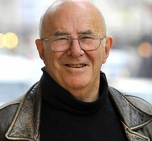 Remembering the brilliant Australian critic, journalist and broadcaster Clive James who was born on this day in 1939. He died in 2019. 🇦🇺 #CliveJames #CliveJamesOnTelevision #VisionsBeforeMidnight #TheCrystalBucket #GluedToTheBox #CliveJamessPostcardFrom  #UnreliableMemoirs
