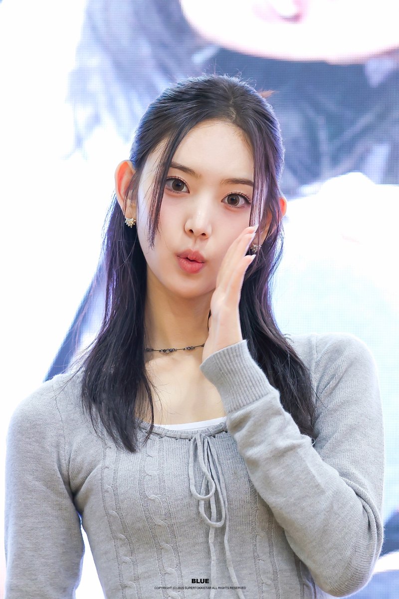 250928 
예뿌니 포즈 시켰더니 다 하고 “나 예뻐?” 하고 물어봄…..🧎‍♀️ 네네 당연하죠 수민님

#이솔 #LEESOL #키키 #KiiiKiii