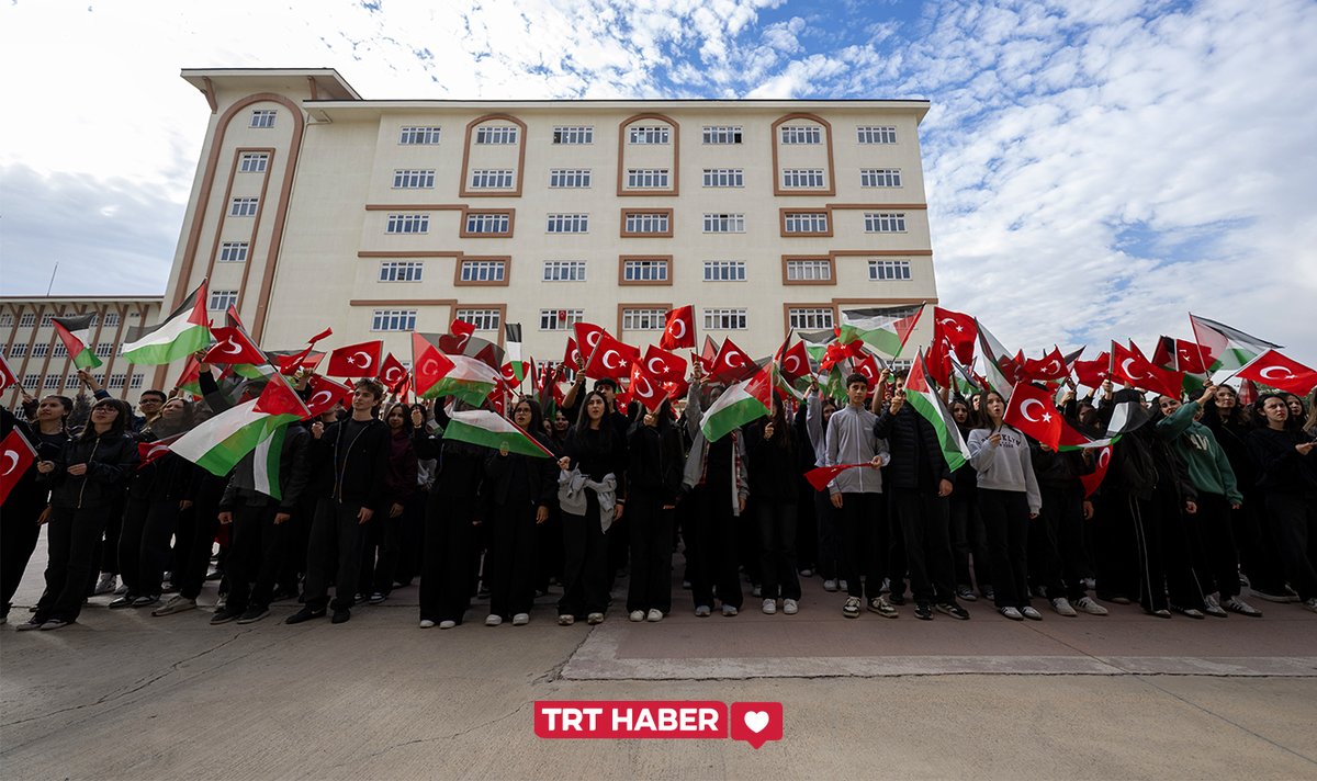 trthaber's tweet photo. 🇵🇸 "Söz tükendi. Ayağa kalk ey insan!"

81 ilde öğrenciler, eş zamanlı olarak Filistin ve Gazze’ye destek gösterisi düzenledi.

#BitmeyenSoykırımGazze https://t.co/79a6jATJv1