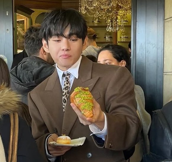 prjimis's tweet photo. o taehyung todo bebezinho comendo seu croissant de pistache 🤏🏻 https://t.co/VGU9nCpl8E