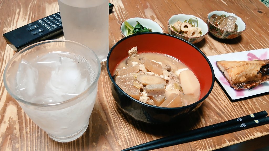 takelalapo's tweet photo. 今晩は豚汁🐷鯖の灰干し🐟頂きます🍴🙏😋軽めにします乾杯です🥤✨

明日健診だー、💦😅

#今日の晩ごはん
#休肝中🍶🙅‍♂️🆖️⤵️
#備忘録✏️
#強炭酸水🏔️🚰🥤 https://t.co/lZzlrLpb3d
