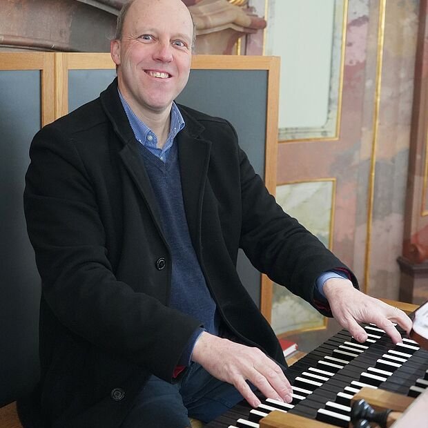 Sieger unter mehr als 40 Teilnehmern: Gregor Simon aus Ulm gewinnt den ersten Kompositionswettbewerb der #DresdnerKapellknaben. Sein Werk – eine Messe unter dem Titel „Sing to the Lord a new song“ – überzeugte die Jury mit besonderer Innovationskraft. Uraufführung: 26. Oktober!