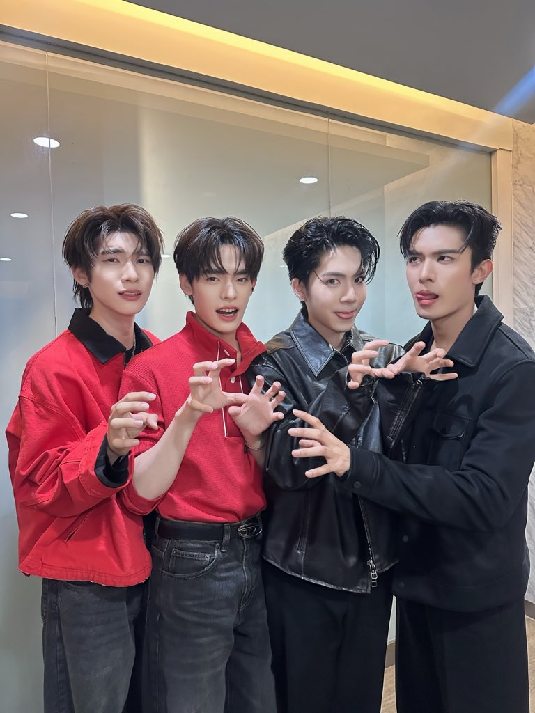 ถ่ายรูปบอกให้ทำดี ๆ แต่มีคนบอกป้าน่ากลัวกว่าผีเพราะป้าชับบี้ สองคนกลางขำ ลูกคนโตเสริมว่าจริงงงงเพิ่นว่า😩

MAJOR FANDOM TTP NJJ 
#ธี่หยด3xป๋อตี๋ตี๋xเน็ตเจเจ