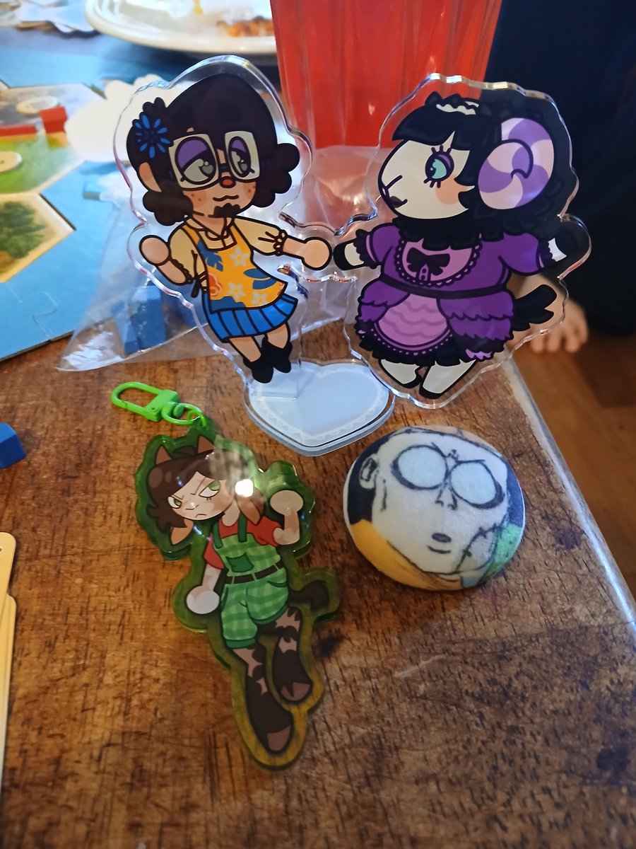 MagnusTheTree_'s tweet photo. Shout out to my friend @crowpoisonn for making me these cool trinkets for my birthday!!!!! We got a yumeship stand with me and muffy :3 my oc cRowan as a keychain!!!! And of course.. Conrad bigtop burger.. thank you oh wise crow for these gifts. https://t.co/1OLMndKhWA