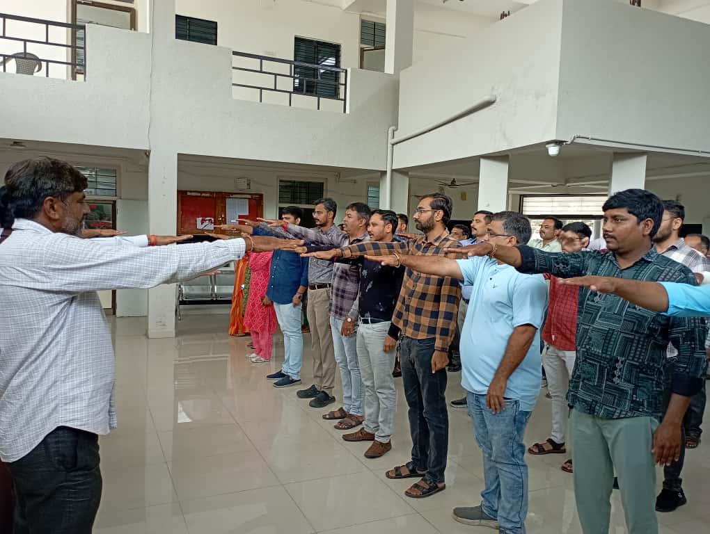 GondalTdo's tweet photo. વિકાસ સપ્તાહની ઉજવણીના ભાગરૂપે આજરોજ તાલુકા પંચાયત પરિવાર ગોંડલ મુકામે  હર ધર સ્વદેશી, ઘર ઘર સ્વદેશી ના મંત્રને લોકોમાં સાકાર કરવા સપથ લીધા.@DDORAJKOT1 @CMOGuj @PMOIndia https://t.co/pW2YftMffb