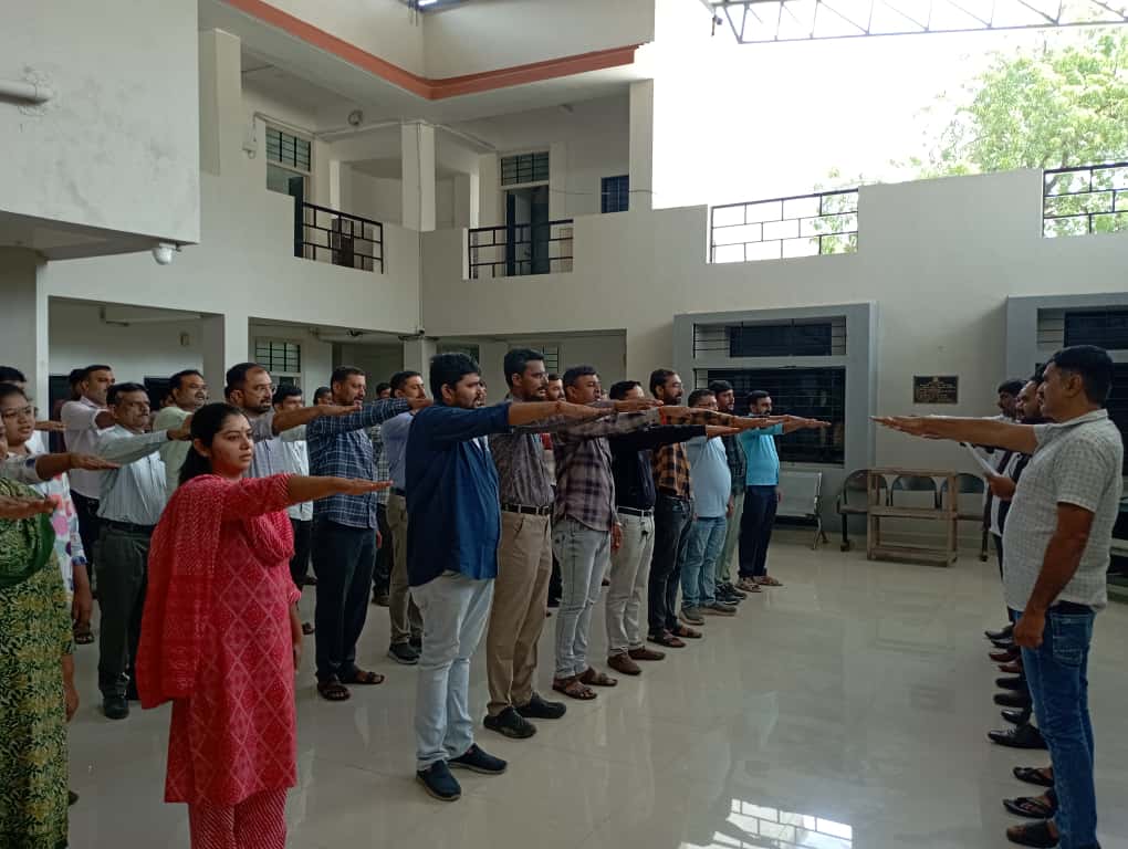 GondalTdo's tweet photo. વિકાસ સપ્તાહની ઉજવણીના ભાગરૂપે આજરોજ તાલુકા પંચાયત પરિવાર ગોંડલ મુકામે  હર ધર સ્વદેશી, ઘર ઘર સ્વદેશી ના મંત્રને લોકોમાં સાકાર કરવા સપથ લીધા.@DDORAJKOT1 @CMOGuj @PMOIndia https://t.co/pW2YftMffb