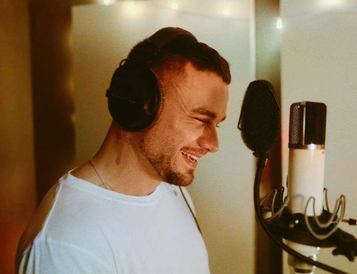 El mundo fue demasiado cruel con alguien que solo necesitaba un poco de compasión y cariño. Cuando intentó mejorar se burlaron y montaron un circo en vez de tener empatía. Ahora todos fingen demencia, pero yo no olvido 🌠❤️