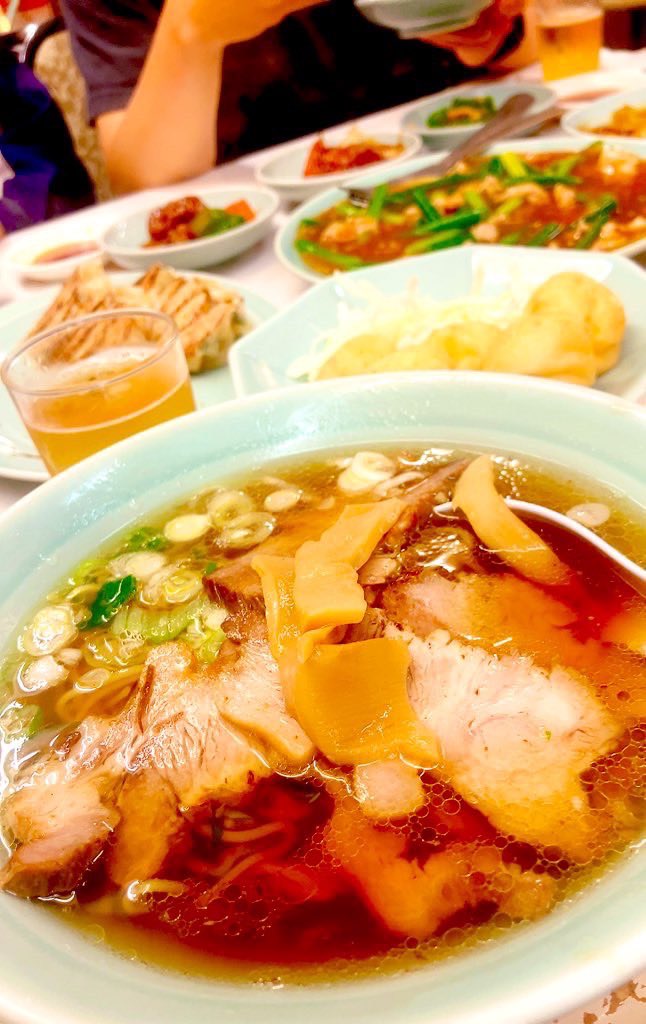 FLY_1974's tweet photo. 平和園で豪華な夕食をイカ団子に青椒肉絲、餃子、酢豚、焼豚、しゅうまい、チャーシュー麺、ニンニクの茎炒め、ニンニク炒飯、蟹炒飯、ビール、ハイボール、ウーロンハイ。美味しくいただけました。平日の幸せな時間をありがとうございます！
#平和園 https://t.co/E2TWNVxPJj