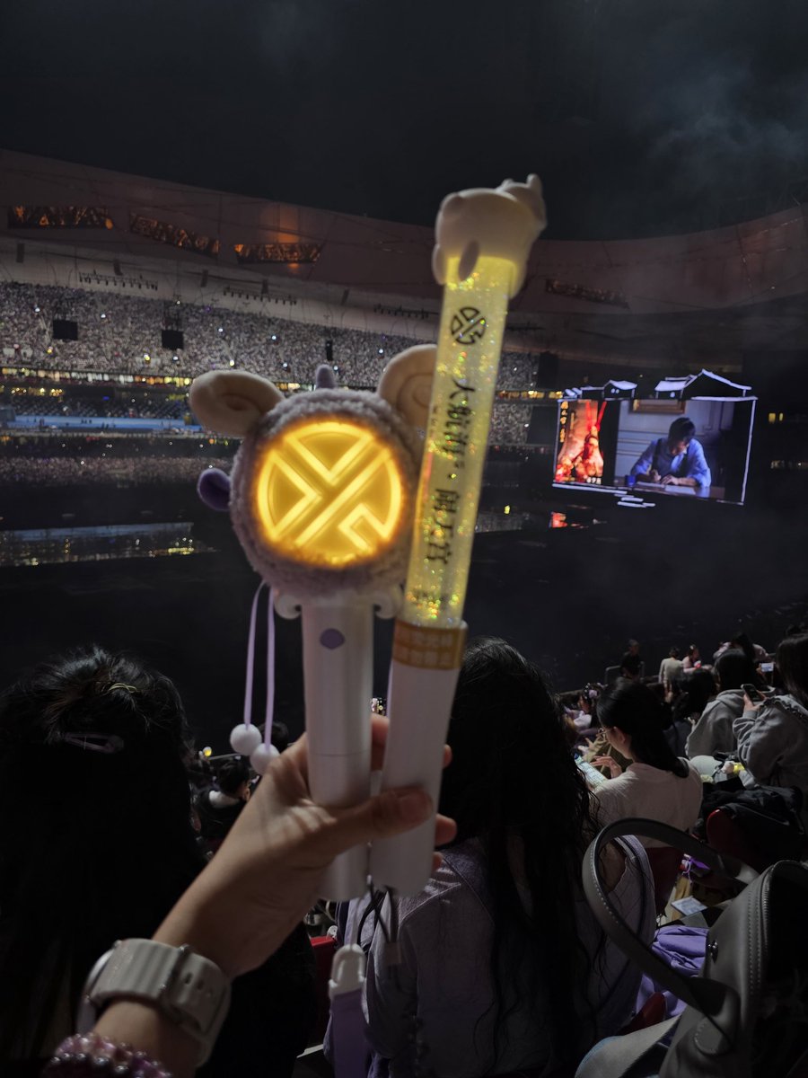 hallo yixing 😭 | 🍋 ⓩⓗⓔⓝ tweet media