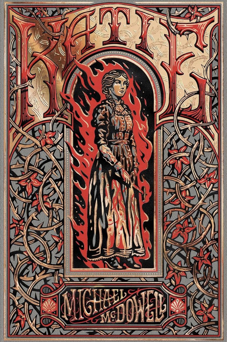 7) 𝘒𝘢𝘵𝘪𝘦 di Michael McDowell è un viaggio nel lato oscuro dell’Ottocento americano: veggenti, omicidi e vendette in un turbine gotico da brividi. Una donna maledetta, un’inseguitrice implacabile. Chi vincerà questa danza di sangue e fuoco? Tutto da scoprire.