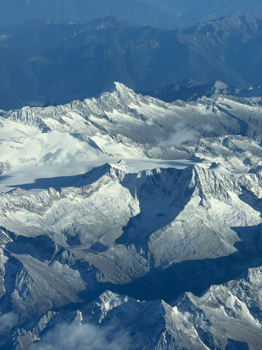 Die Adamellogruppe in den südlichen Alpen 🏔️ ✈️ auf dem Weg Richtung Italien kurz vorm Gardasee.