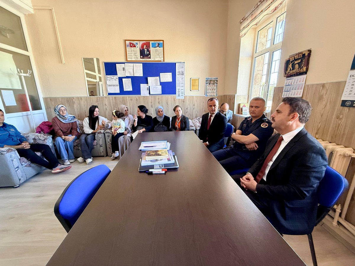 Kaymakamımız Sayın Erdoğan Turan ERMİŞ, daire amirleri ile birlikte Şehit Kemal Ergen Çok Programlı Anadolu Lisesini ziyaret ederek öğretmen ve öğrencilerimizle bir araya geldi ve eğitim faaliyetlerini yerinde inceledi.
#KocasinandaBirAileyiz