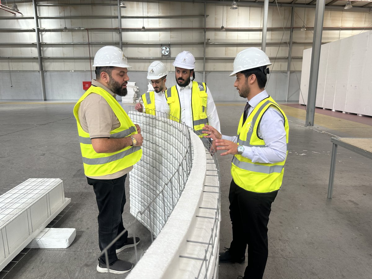 alianindcom's tweet photo. سعدنا بزيارة المركز الوطني للتنمية الصناعية ممثلاً في قطاع مواد وتقنيات البناء لمصنع أساليب إليان للبناء الحديث في مدينة سدير الصناعية ، للاطلاع على عمليات التصنيع وأحدث تقنيات البناء، واستكشاف فرص التعاون والتطوير لتعزيز نمو القطاع ودفع التحول الصناعي المستدام.

We were delighted to welcome the Industrial Center, represented by the Building Materials and Technologies Sector, to Alian Modern Building Systems Factory in Sudair City Industrial, to review the manufacturing processes and the latest building technologies, and to explore opportunities for collaboration and development to enhance the sector’s growth and drive sustainable industrial transformation.