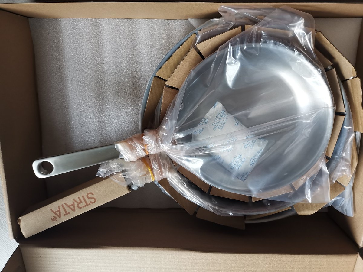 SpoilerMarc's tweet image. So, brauche jetzt den Rest meines Lebens keine neuen Pfannen mehr. Diese Carbon Clad sollen meine Teflonpfannen ersetzen. Der Aufbau ist wie bei meinen All-Clad Edelstahlpfannen, die oberste Schicht hier aber aus Karbonstahl. Und sie sind sehr leicht im Vergleich zu Gusseisen. 🥰